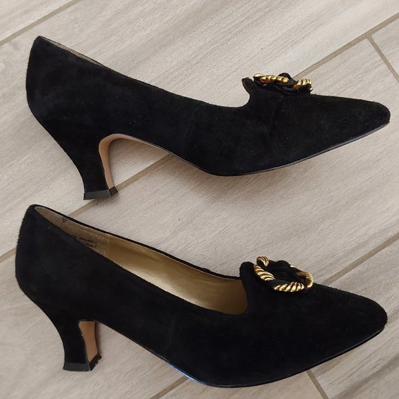 Sensations Black Suede Pointed Toe Pump.  Size 8B - Picture 4 of 6